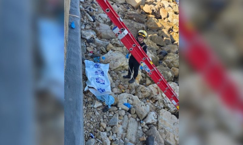 תעלומה בחוף הים: גופת גבר חולצה מבין הסלעים