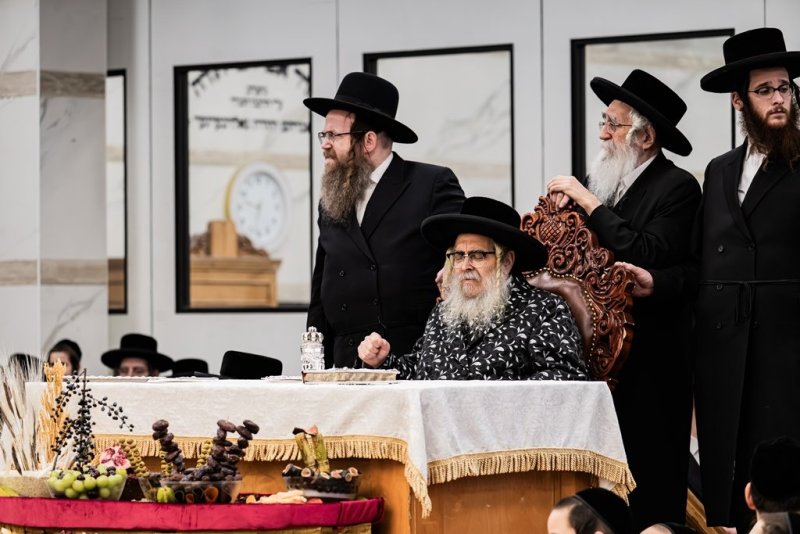 בחצרות סאטמר