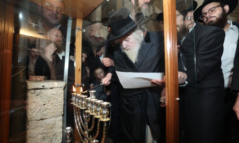 מחסומים בחניה ברחוב קצנלבוגן: המונים בהדלקה אצל פוסק הדור