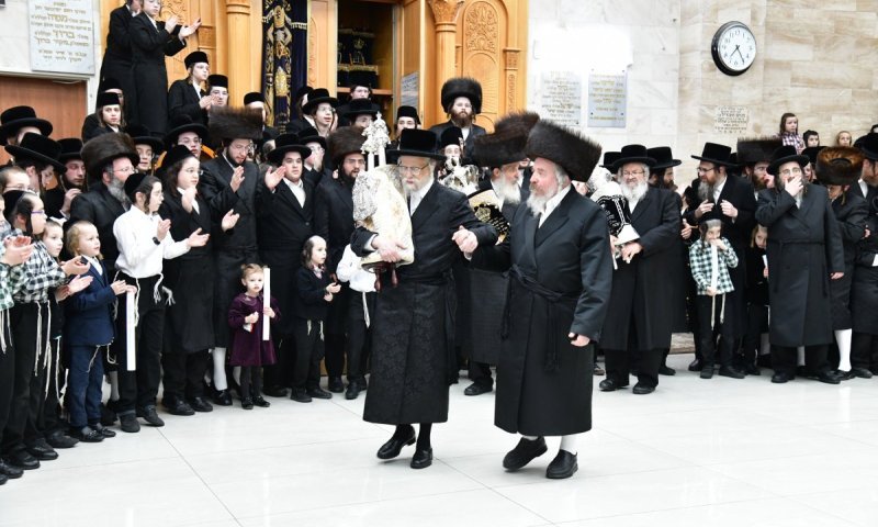 המשב"ק מסערט ויז'ניץ הכניס ספר תורה והשיכון יצא לחגוג