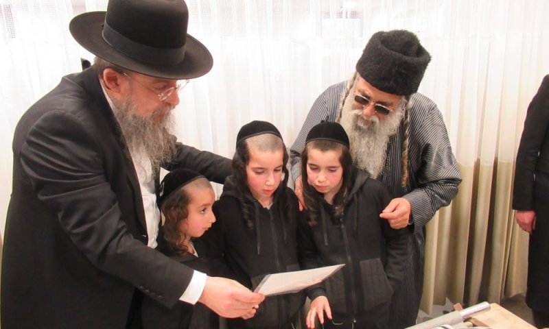 מצמרר: הקדיש של היתומים הקטנים של הרב ג'ניאן זצ"ל