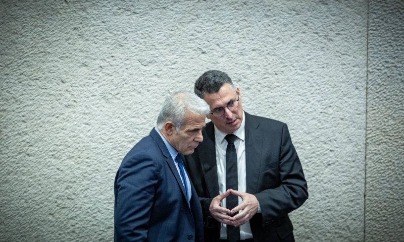 סער ולפיד החליפו מהלומות: "ליצן", "שר חוץ לא קיים"