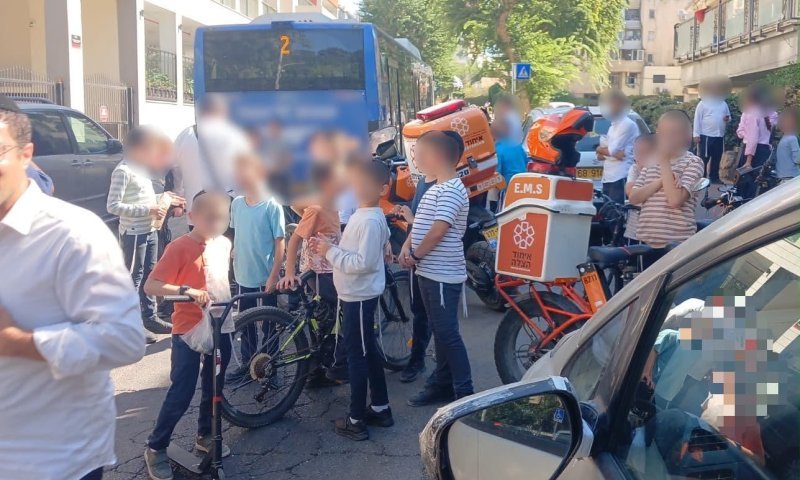 הובהל לחדר הניתוח: בן 7 נפצע מפגיעת אוטובוס בבני ברק