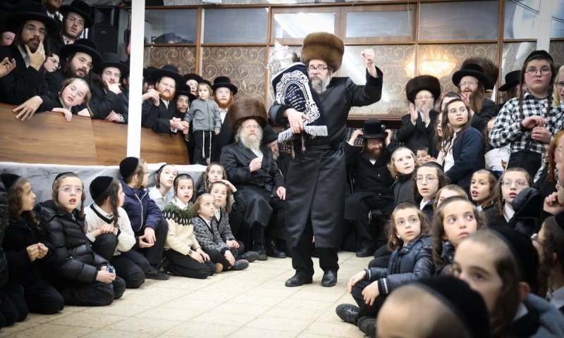 הרבי מסקולען חבש 'קולפיק' ורקד עם ספר התורה