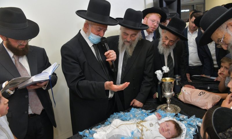 פדיון הבן בבית אבוחצירא: כהן מיוחס עם גביע של ליטר יין