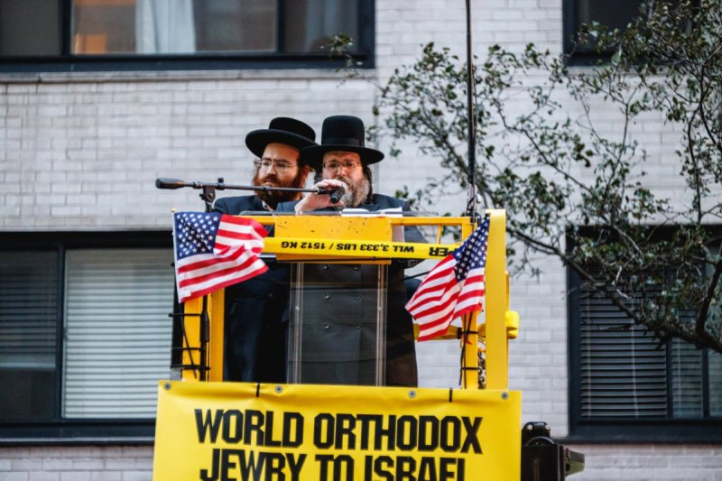 האחים לאנטשעווסקי, אברומי בלום, ד. ה. כרם, אייזיק. י, Clear shot