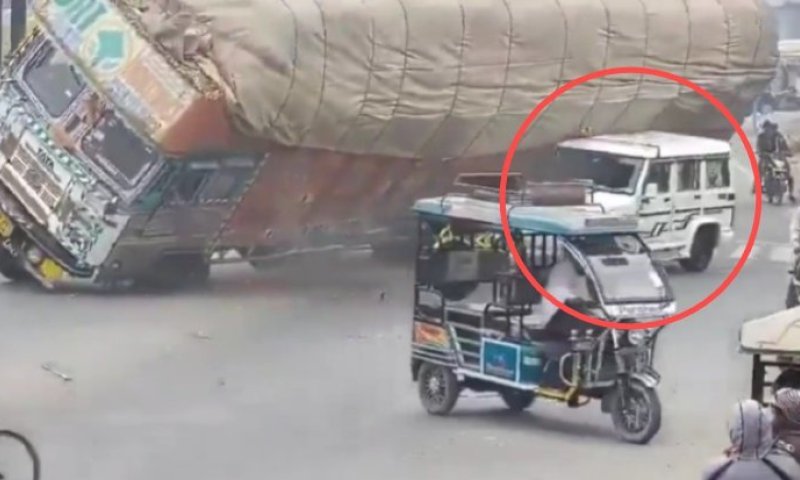 התנגשות קלה וסיום דרמטי: משאית בהודו התהפכה ומחצה רכב פרטי