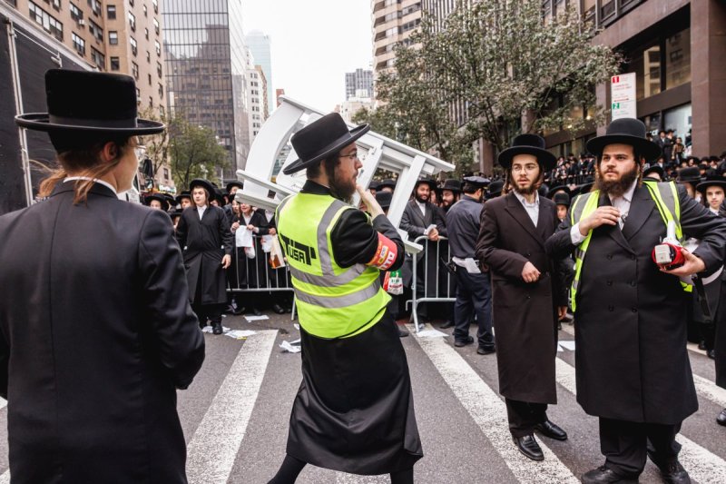 האחים לאנטשעווסקי, אברומי בלום, ד. ה. כרם, אייזיק. י, Clear shot