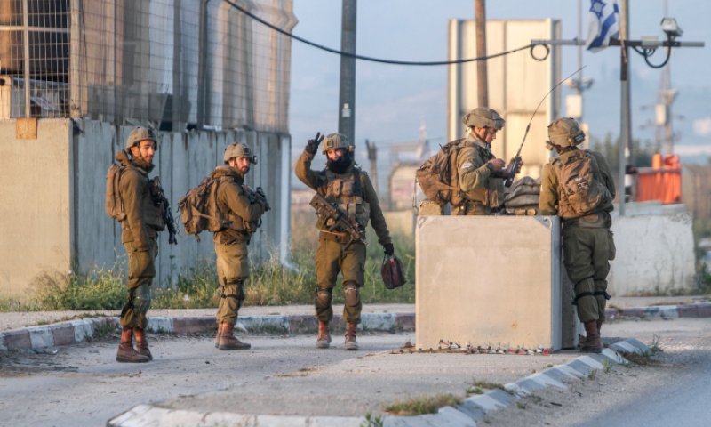 ההסתה מחלחלת: חייל כיוון נשק לעבר נוסעים חרדים במחסום