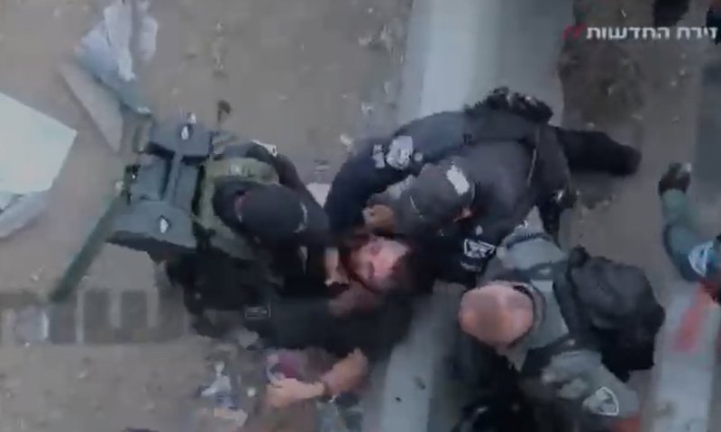 אלימות חסרת רחמים: שוטרים חנקו מפגין בכביש 4 - עד שהתעלף