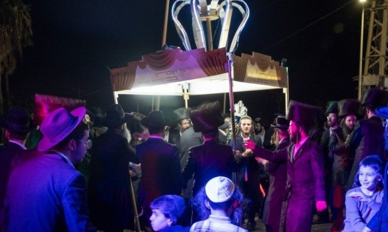 היסטוריה בטבריה עילית: המונים ליוו את סה"ת לביהמ"ד המרכזי דחסידי ברסלב