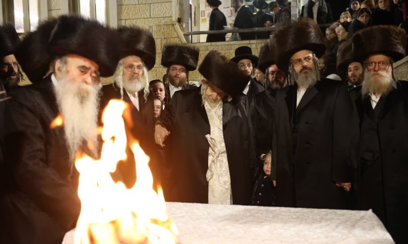 בפעם ה- 27 ברציפות: הרבי מבני ברק שבת עם קהל חסידיו במירון