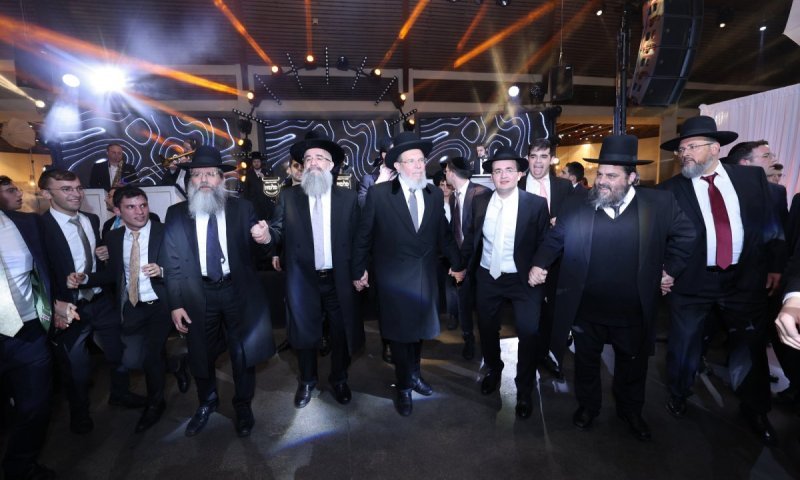 רבה של אור עקיבא השיא את בנו - כולם באו לברך