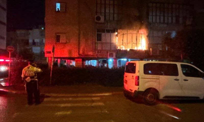 דרמה לילית בבני ברק: 13 נפגעים בשריפה שפרצה בבניין מגורים