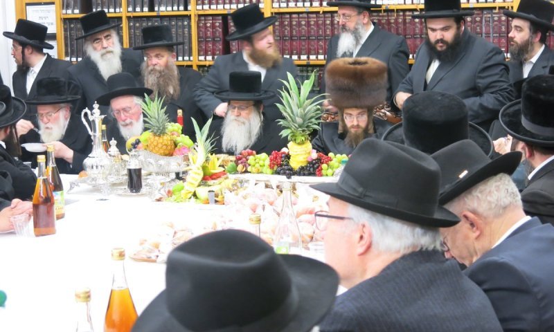 הרבי מסאדיגורה ערך את טיש ט"ו בשבט בקלויז באנטוורפן