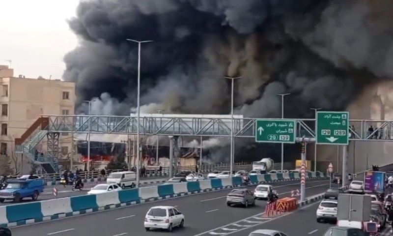 להבות בלב טהראן: שריפת ענק ופיצוץ מסתורי בשוק ג'נאת