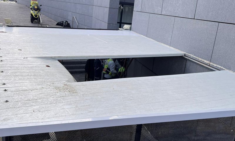 חדרה: בן 10 נפל מהקומה השנייה אל תוך מחסן שגגו קרס