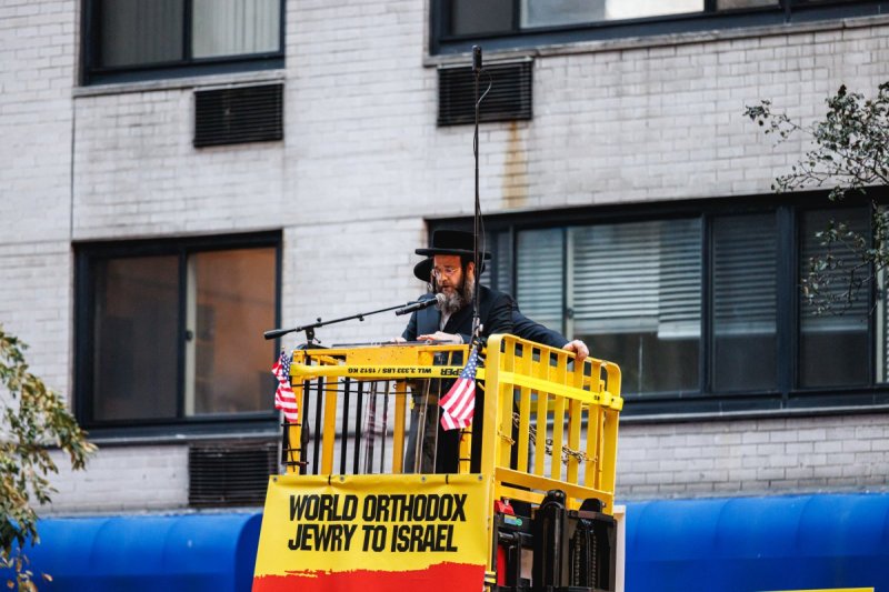 האחים לאנטשעווסקי, אברומי בלום, ד. ה. כרם, אייזיק. י, Clear shot