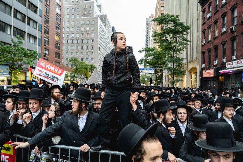 האחים לאנטשעווסקי, אברומי בלום, ד. ה. כרם, אייזיק. י, Clear shot