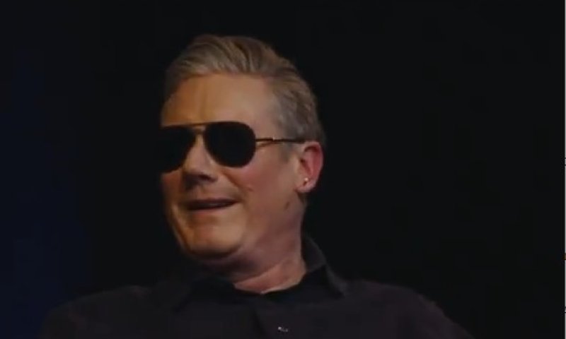 הקהל התפקע מצחוק: "בונז&rsquo;ור" - הרגע בו ראש ממשלת בריטניה קיר סטארמר עקץ את מקרון 