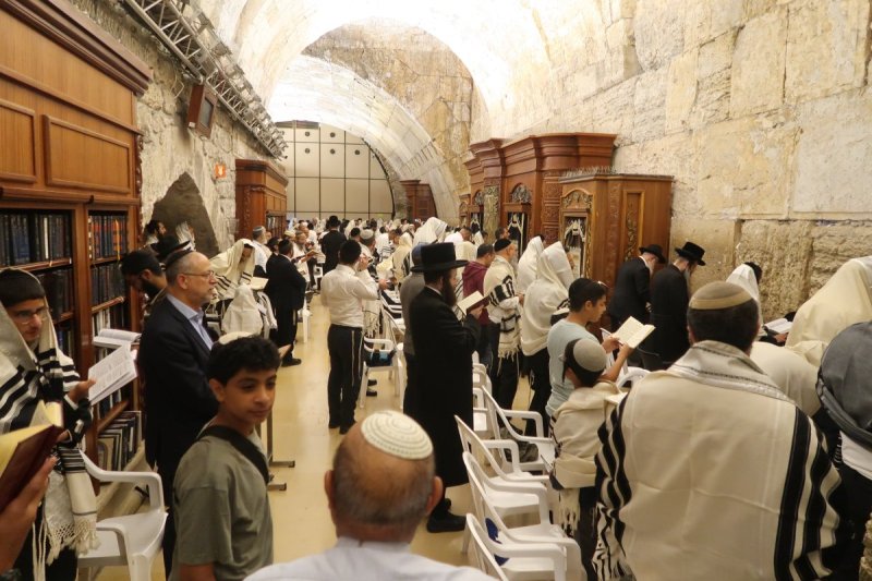 <blat>בחדרי חרדים</blat>