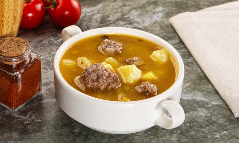 תגישו עם לחם טרי: מרק קציצות עם ירקות בטעם עמוק