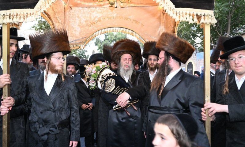 שמחה אדירה בזוועהיל: ספר התורה הוכנס לזכותו של האדמו"ר