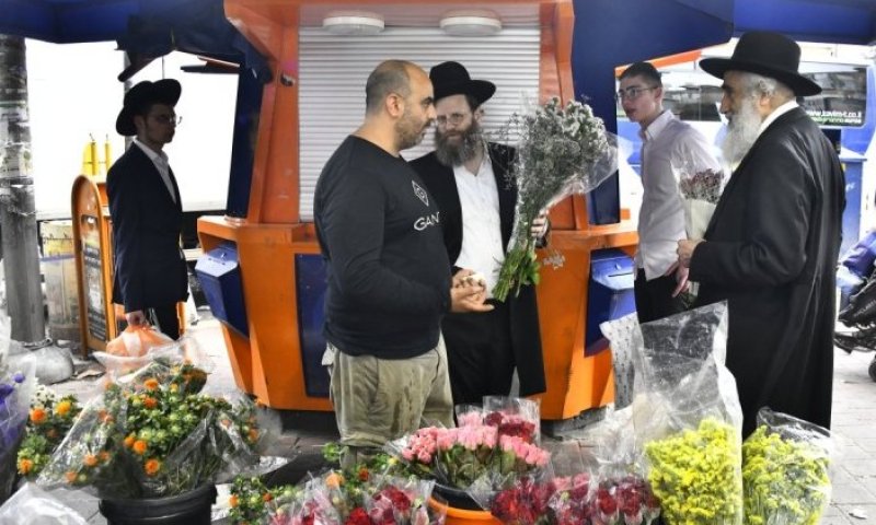 ערב חג השבועות בבני ברק: קונים פרחים ובתי כנסת מקושטים