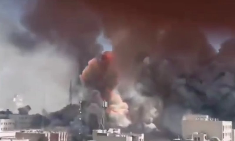 טהראן תחת תקיפות: פיצוצים ועמודי עשן בבירה האיראנית