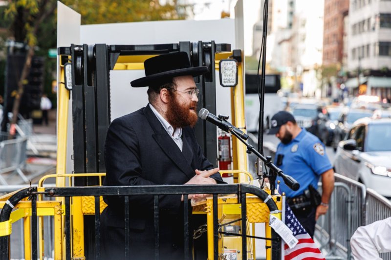 האחים לאנטשעווסקי, אברומי בלום, ד. ה. כרם, אייזיק. י, Clear shot