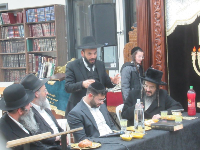 באדיבות המצלם