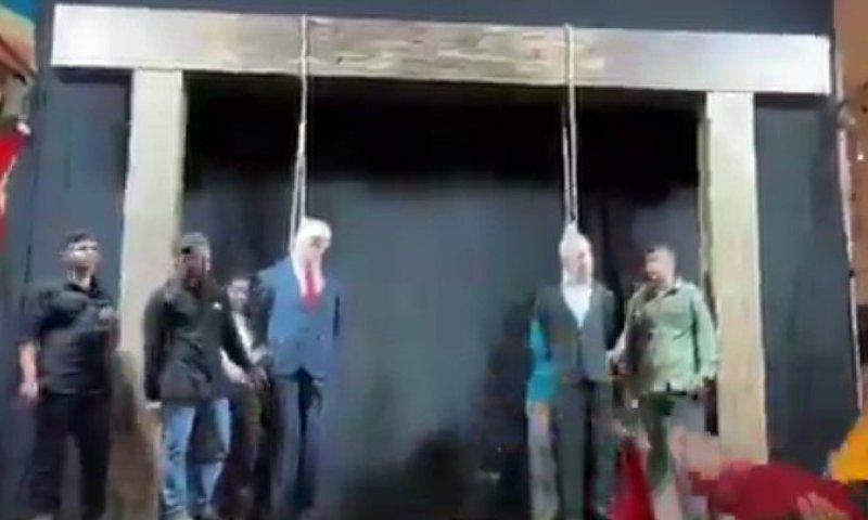 מיצג מזעזע בטהראן: בובות בדמות טראמפ ונתניהו נתלו על במה בלב העיר