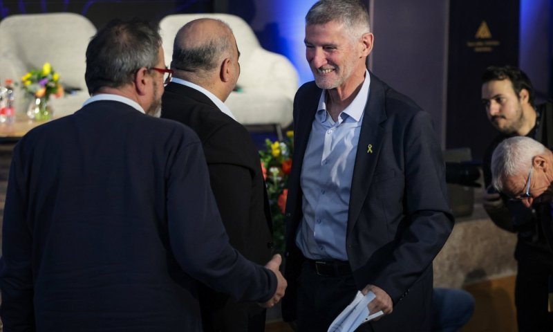 סתימת פיות? מפלגת הדמוקרטים מנעה כניסת כתב ערוץ 14