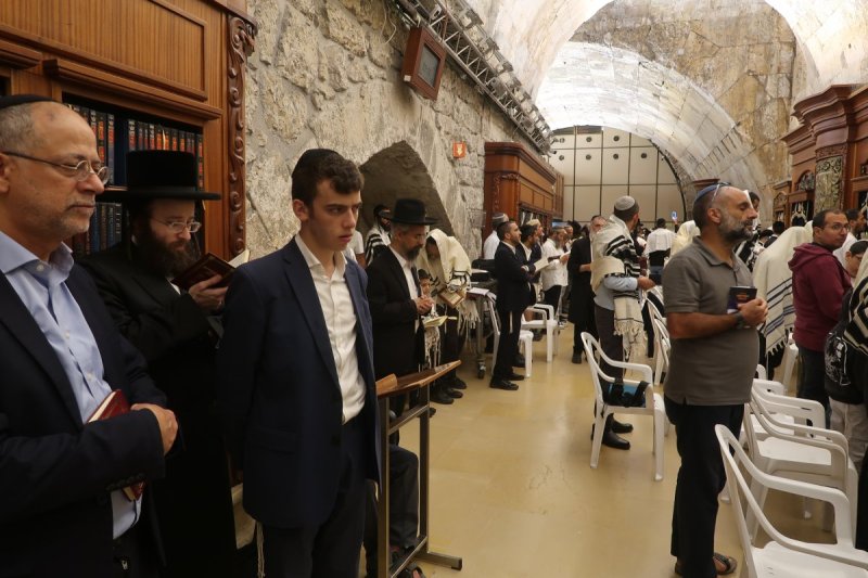 <blat>בחדרי חרדים</blat>