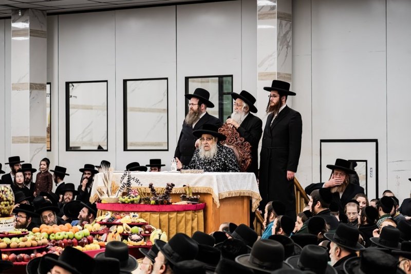 בחצרות סאטמר