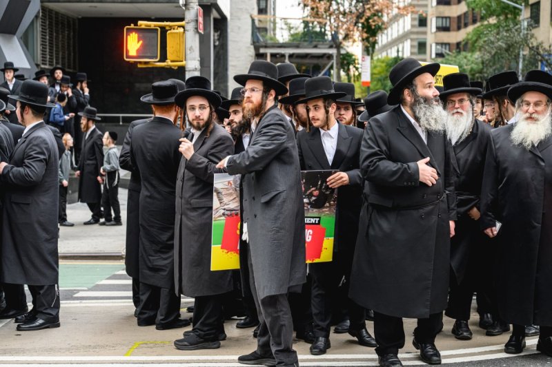 האחים לאנטשעווסקי, אברומי בלום, ד. ה. כרם, אייזיק. י, Clear shot