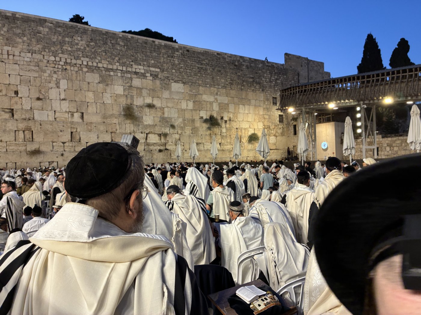 <blat>בחדרי חרדים</blat>