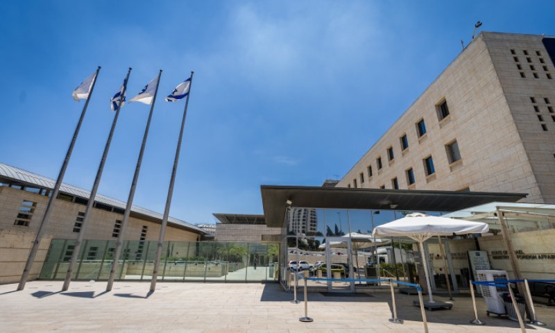 אחרי פרישתה של שרן השכל בגלל חוק העריקים: שר החוץ סער מינה סגן חדש