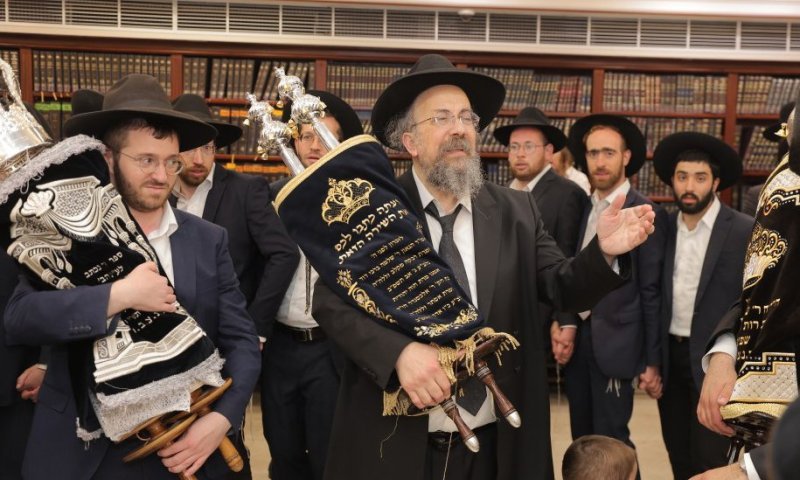 המהפך של פרדס כץ: אלפים בהכנסת ס"ת לבית מדרשו של הגר"י מקלב