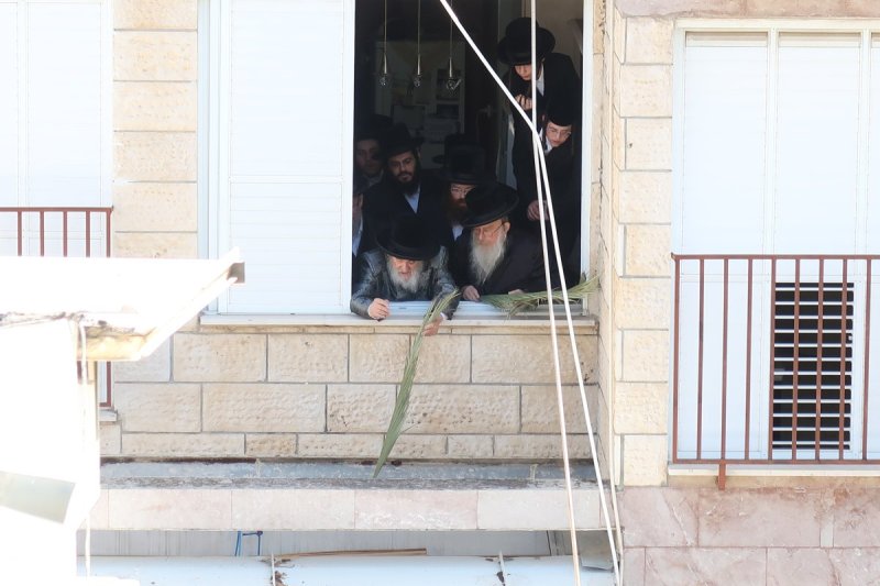 באדיבות המצלם