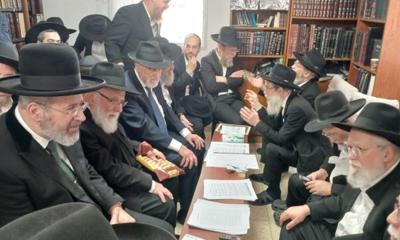 אֶחָד הָיָה אַבְרָהָם: המוני מנחמים בבית ראש הישיבה מאשדוד