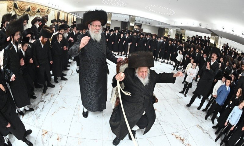 זקן האדמו"רים רקד מצווה טאנץ בשמחת נישואי נינו