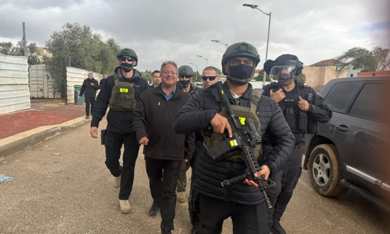 אבנים נזרקו לעבר בן גביר בכפר הבדואי: "שלושים שנה הם התרגלו שאין שוטרים"