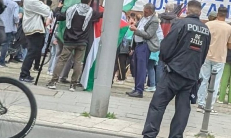 ישראלים סולקו מבית קפה בכיכר המרכזית בברלין - זו גרסת הרשת
