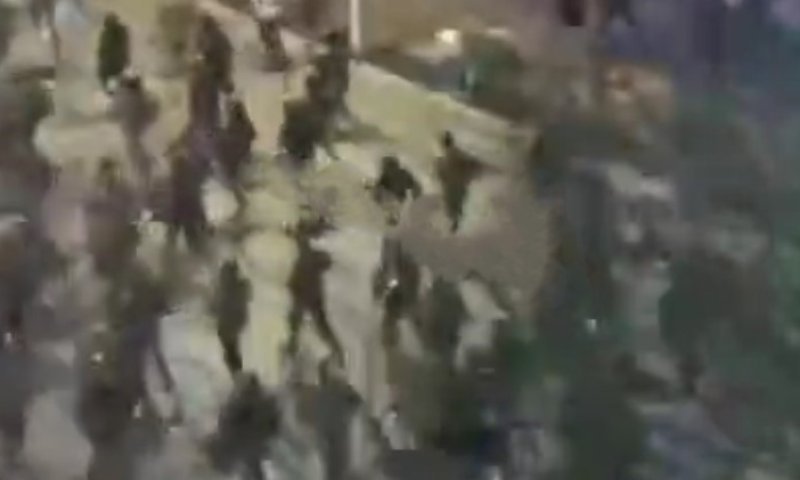 סצנה דרמטית באיראן: קומץ מפגינים מבריח עשרות אנשי משטר חמושים