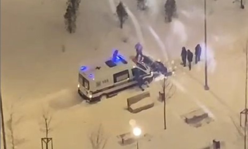 מוסקבה משותקת: שלג כבד עוצר את העיר, אמבולנס נתקע