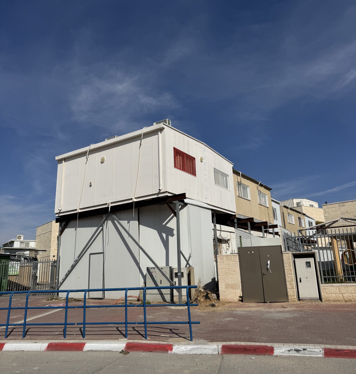 <blat>בחדרי חרדים</blat>