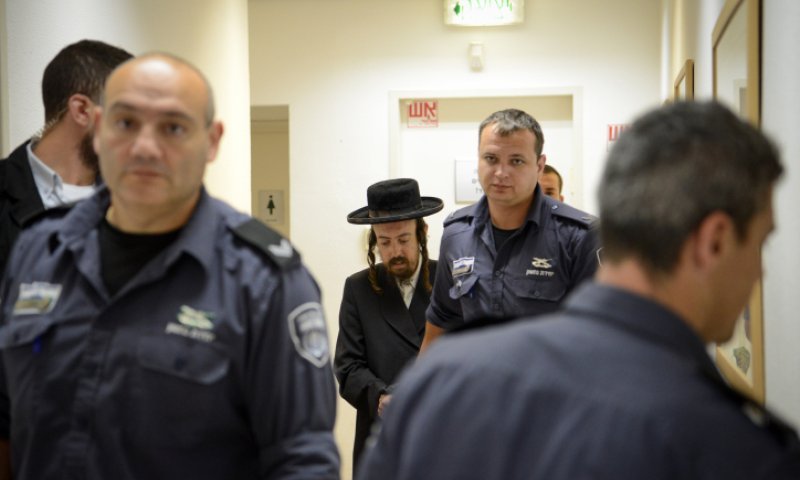 "רוצחים בחיסונים!": הפעיל הקיצוני השתולל במרפאה ופיזר איומים