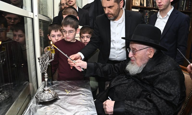 'לשם יחוד' בדמעות של קודש: נר ראשון של חנוכה אצל הגרמ"צ ברגמן