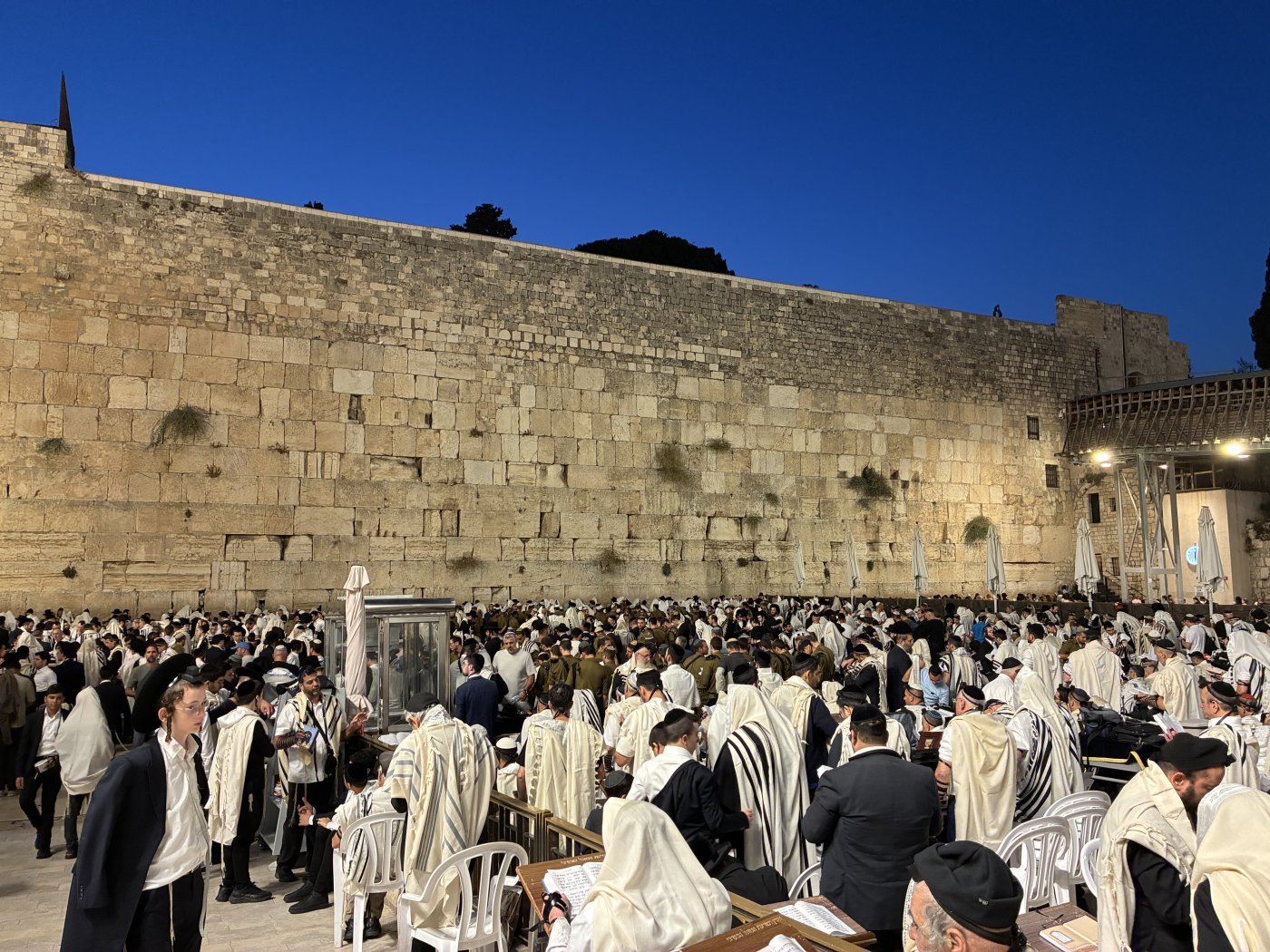 <blat>בחדרי חרדים</blat>